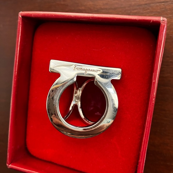 Salvatore Ferragamo Gancini Silver Tone Scarf Ring In The Original Packaging - Picture 2 of 5